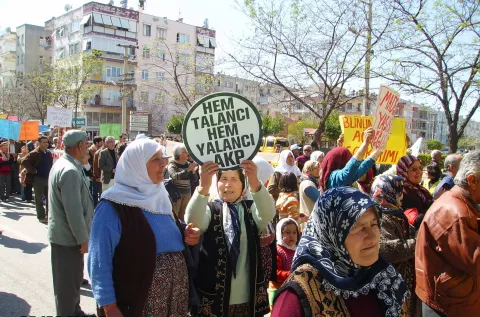 Antalya'da yapılan yıkıcı madenciliğe karşı bir eylemden...