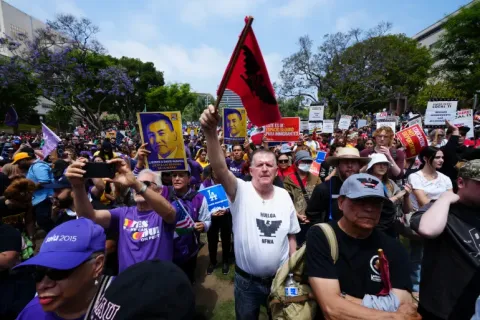 95 yaşındaki sivil haklar efsanesi Dolores Huerta, Los Angeles'ta işçi sendikası lideri David Huerta'nın serbest bırakılması çağrısında bulunan bir mitingde konuşurken destekçiler bir araya geldi