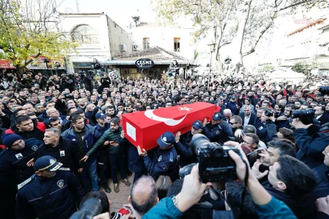 Manisalılar Şehzadeler Belediye Başkanı Gülşah Durbay'ı beyaz güllerle uğurladı