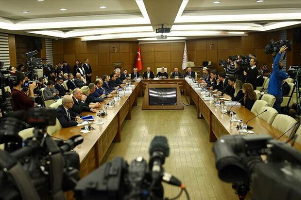 Asgari ücretin açıklanacağı toplantı 2 saat geçmesine ...
