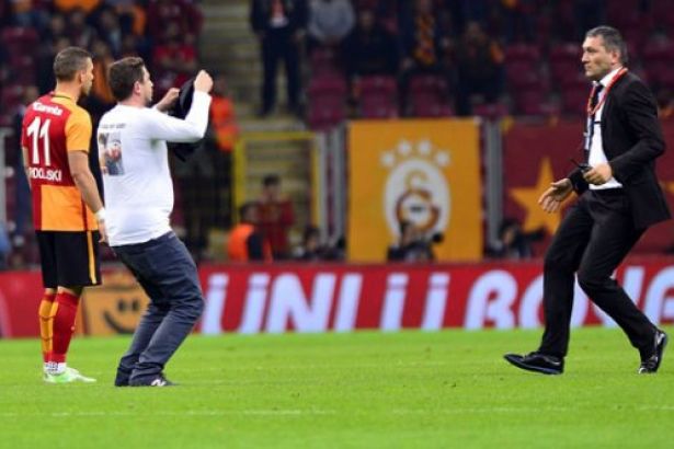Galatasaray Besiktas Macinda Sahaya Giren Taraftar Konustu Sol Haber Portali