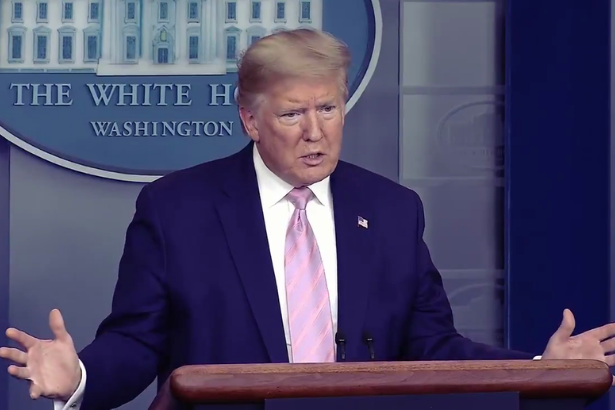 Trump koronavirüse karşı uyaran askeri hedef aldı